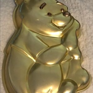 Wilton Disney Winnie the Pooh full body cake Pan.  Like New without insert.